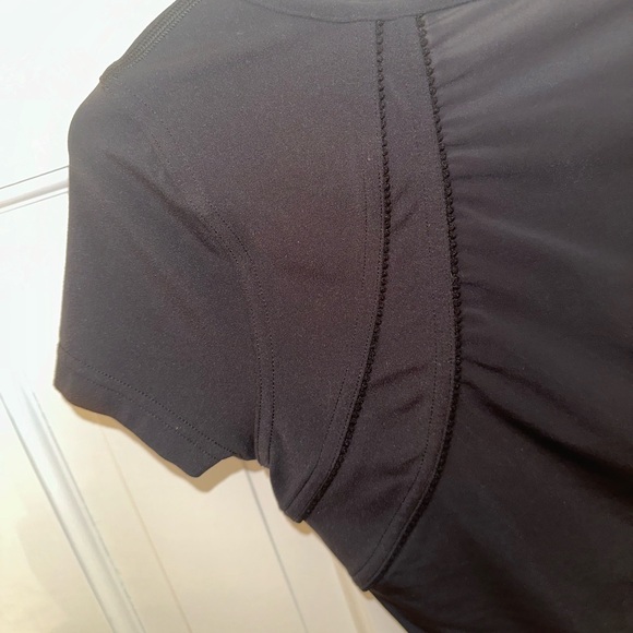 Lululemon Black Cropped Top - Picture 6 of 8